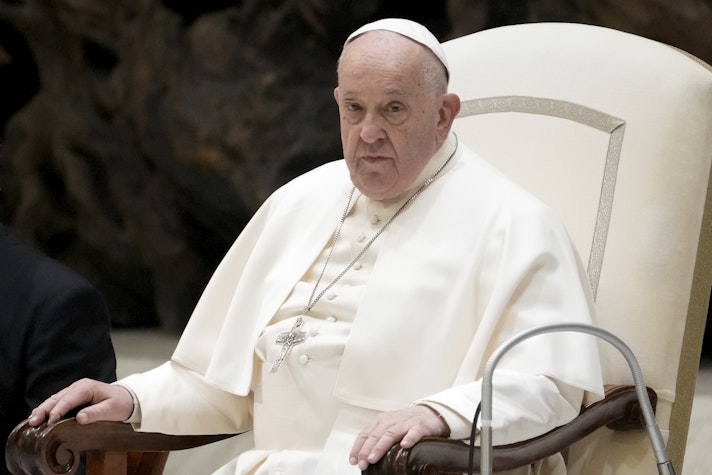 Papa Francisc a atras atenția industriei globale de armament că este ”groaznic să câştigi bani din moarte”