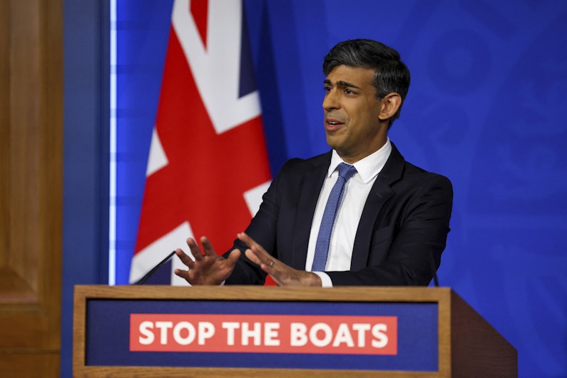 Primul Ministru al Regatului Unit, Rishi Sunak, vorbește într-o conferință de presă despre legea migranților