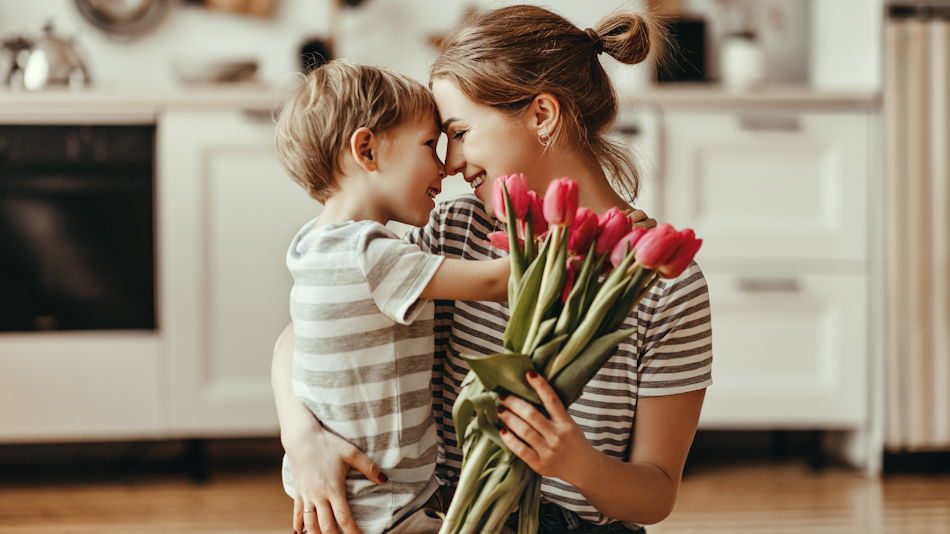 copil si mama cu flori in mana