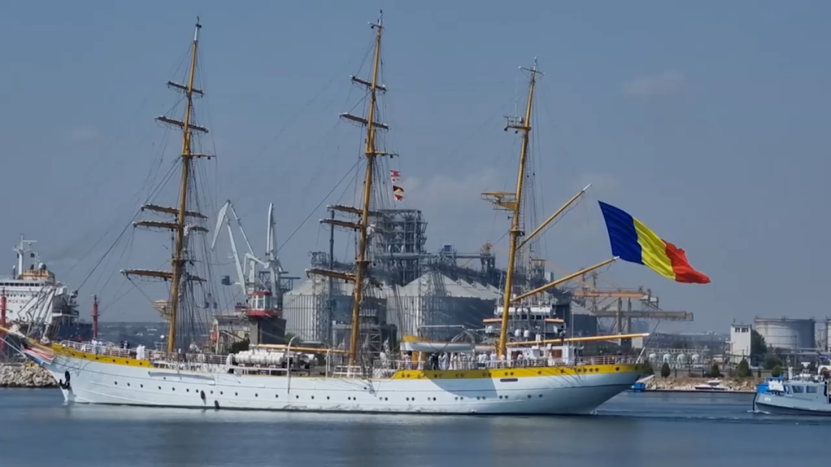Bricul „Mircea” s-a întors acasă după 153 de zile pe mare, cadeții întâmpinați cu flori