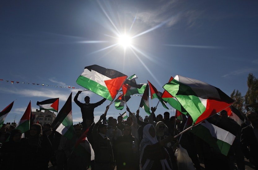 Palestinieni, fluturând steaguri