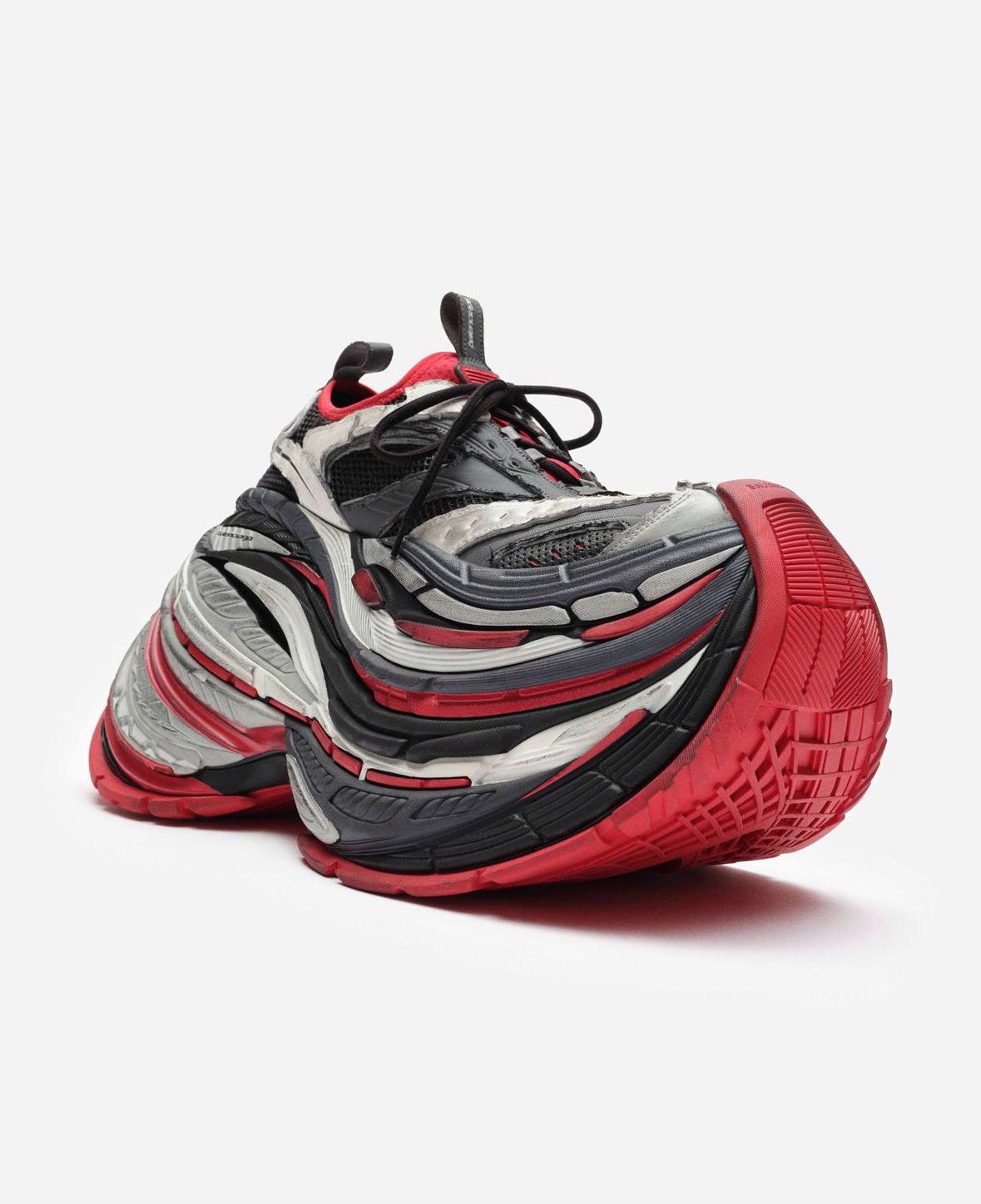 Balenciaga înalță moda cu sneakerși cu talpa de 16 cm: „Pantofi