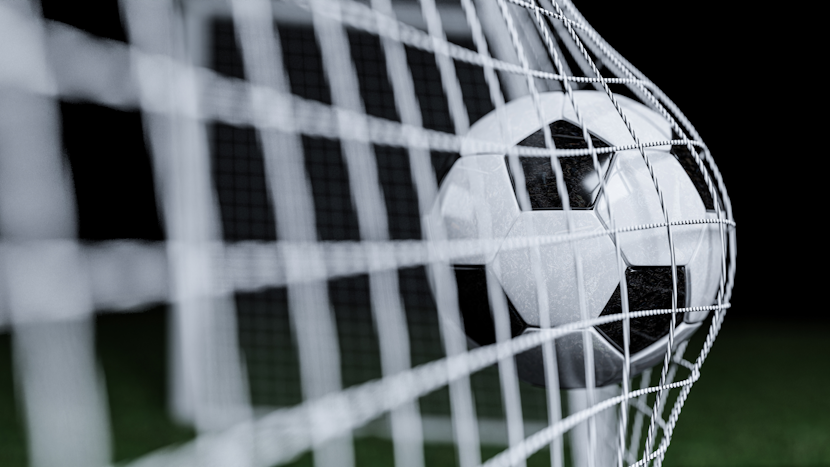 minge de fotbal in poarta
