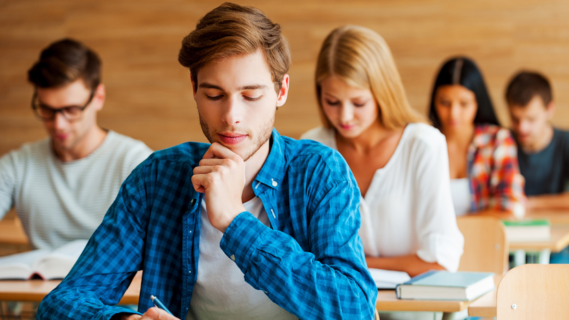 elevi in sala de examen