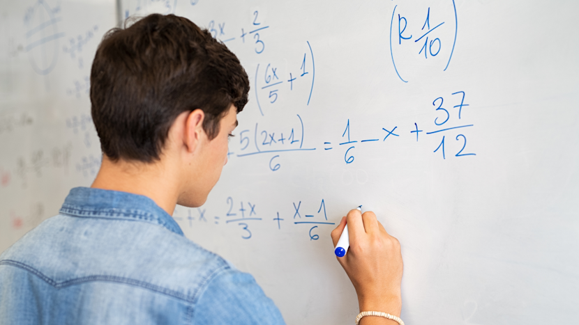 elev rezolva exercitii de matematica