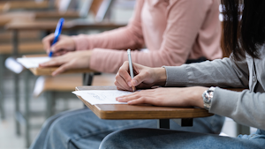 elevi in banci la examen
