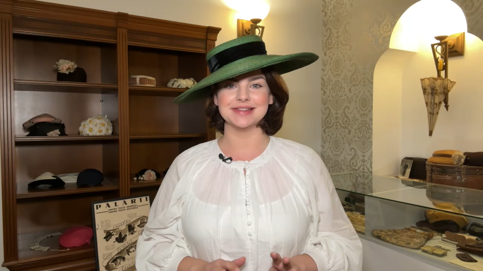 Aceasta este o pălărie de zi și este din anii 50.
