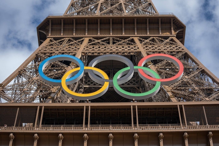 simbolul jocurilor olimpice pe turnul eiffel