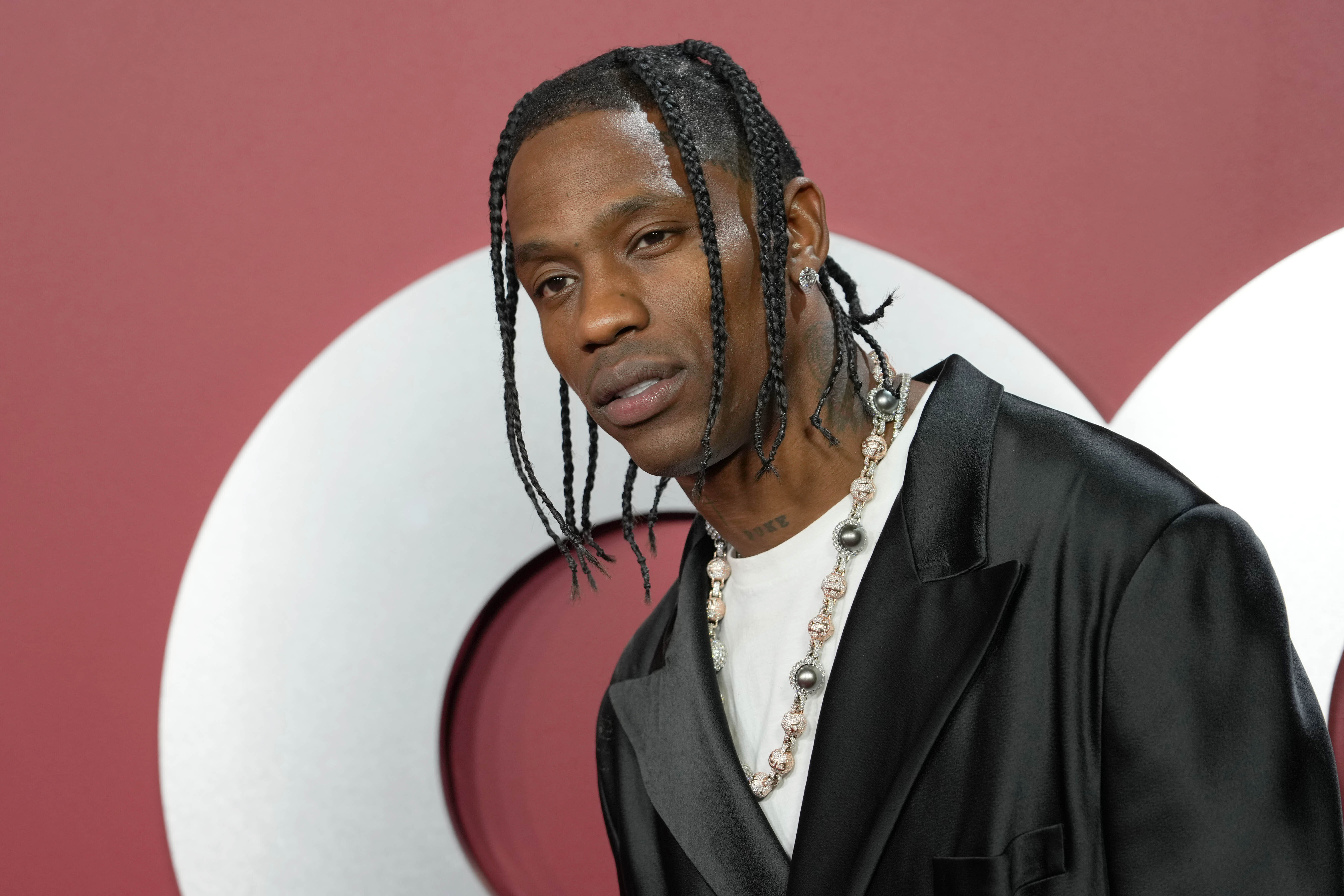 Travis Scott a fost arestat la Paris. Rapperul, acuzat că a recurs  