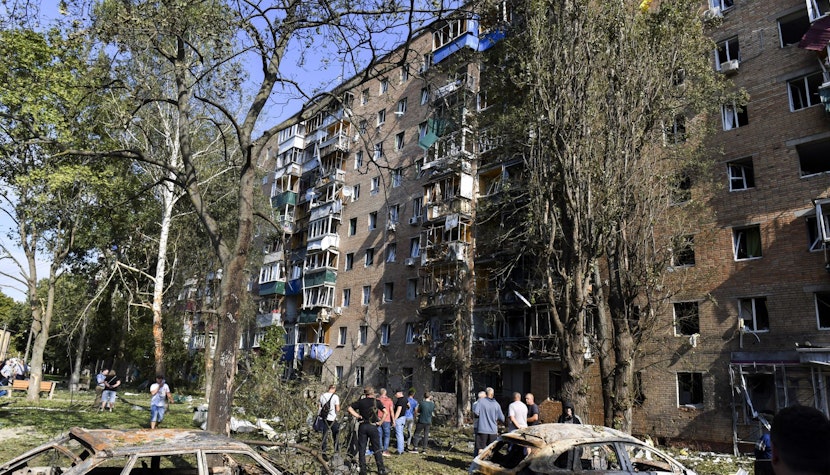 Oameni adunați în fața unui bloc, după bombardamentele părții ucrainene în Kursk, Rusia bloc bombardat in kursk