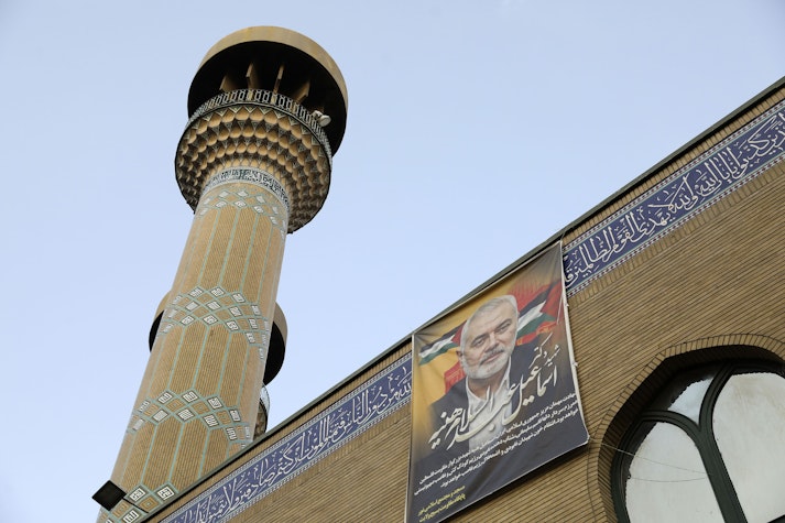 poster Ismail Haniyeh pe moschee