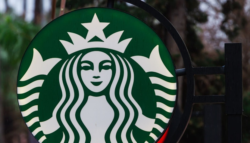 Şeful Starbucks, criticat pentru că va face naveta cu avionul privat pe o distanţă de 1.600 de kilometri Starbucks