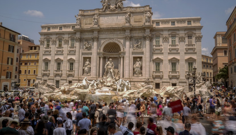 „Nu poți să mănânci pizza și înghețată pe un monument” - Roma ar putea introduce taxă pentru Fontana di Trevi, în lupta cu turismul excesiv și lipsa de respect a turiștilor