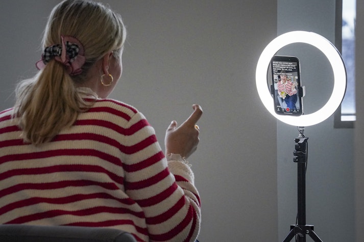 Tânără care filmează un TikTok