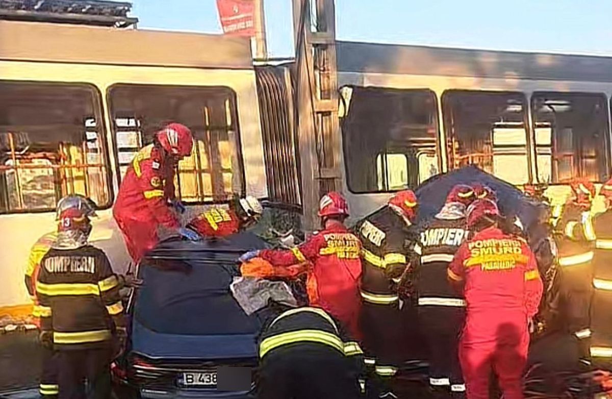 Tragedie în Sectorul 5 Un șofer și-a pierdut viața după ce mașina sa a fost lovită de un tramvai al cărui vatman era sub influența drogurilor