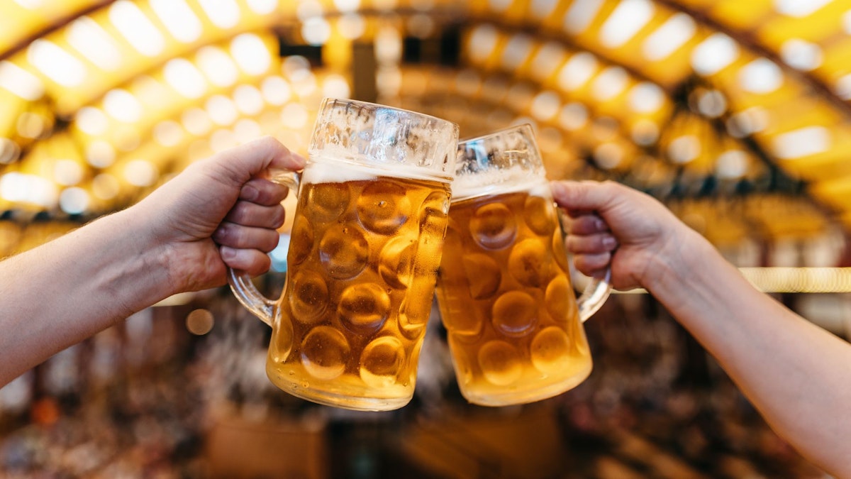 Legea permite acum băuturile alcoolice slabe pe stadioane în România