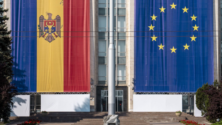 steaguri republica moldova si uniunea europeana pe cladire