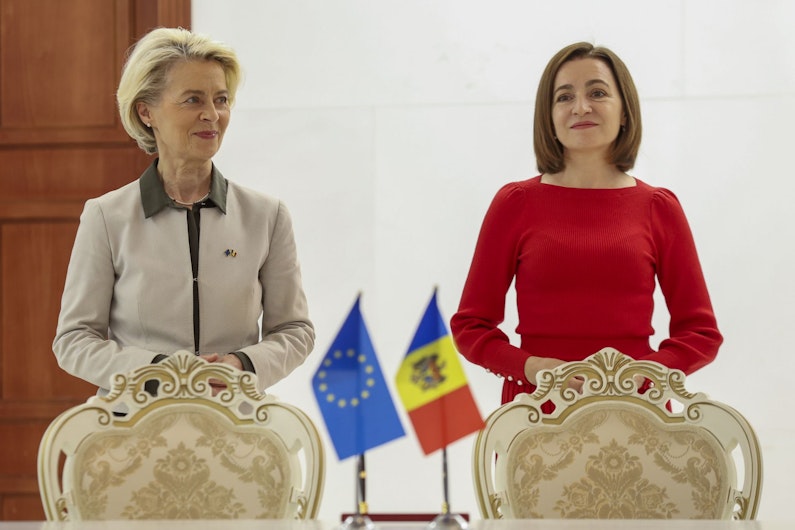 ursula von der leyen (stanga) si maia sandu )dreapta