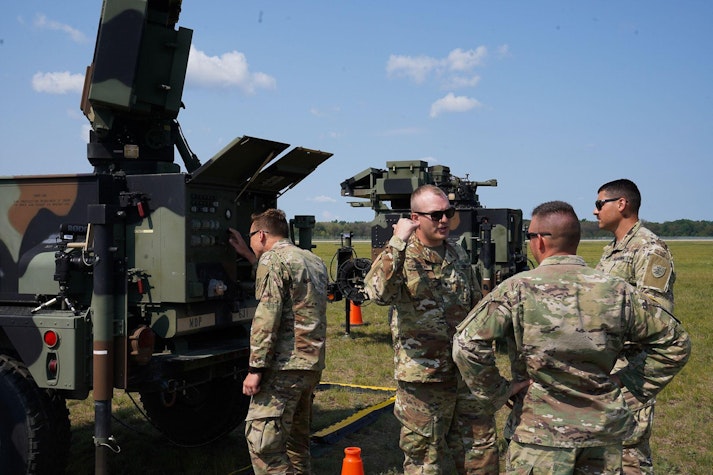 Militari, în jurul unui sistem radar Sentinel