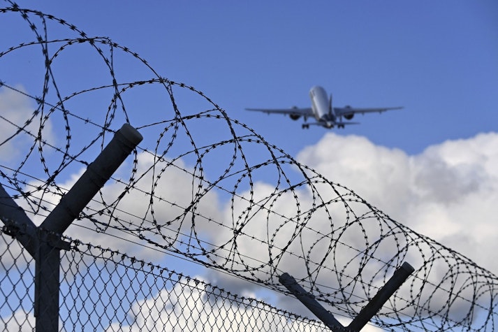 avion trece deasupra unui gard