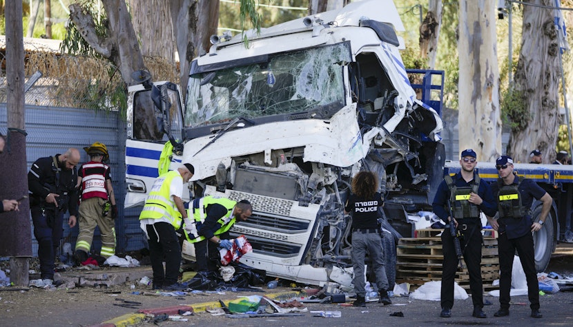 Un camion a lovit oamenii aflați într-o stație de autobuz din Israel