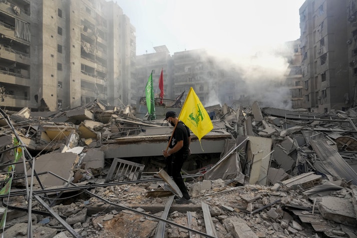Bărbat cu steagul Hezbollah în Beirut