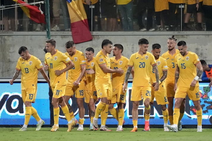 fotbalisti romani in echipament galben