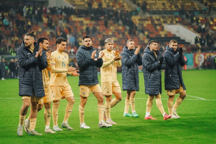 fotbalisti romani in echipament galben