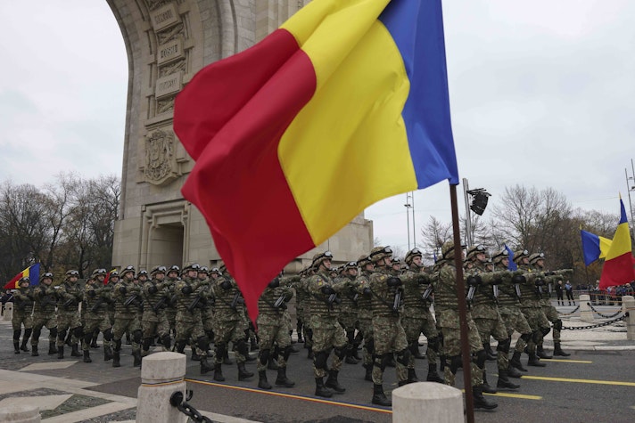 Militari români defilează cu tricolorul României sub Arcul de Triumf