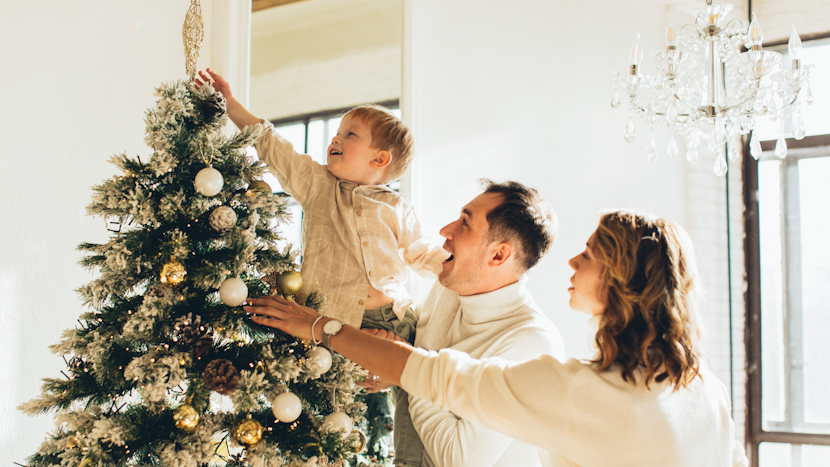 familie impodobeste bradul de Craciun