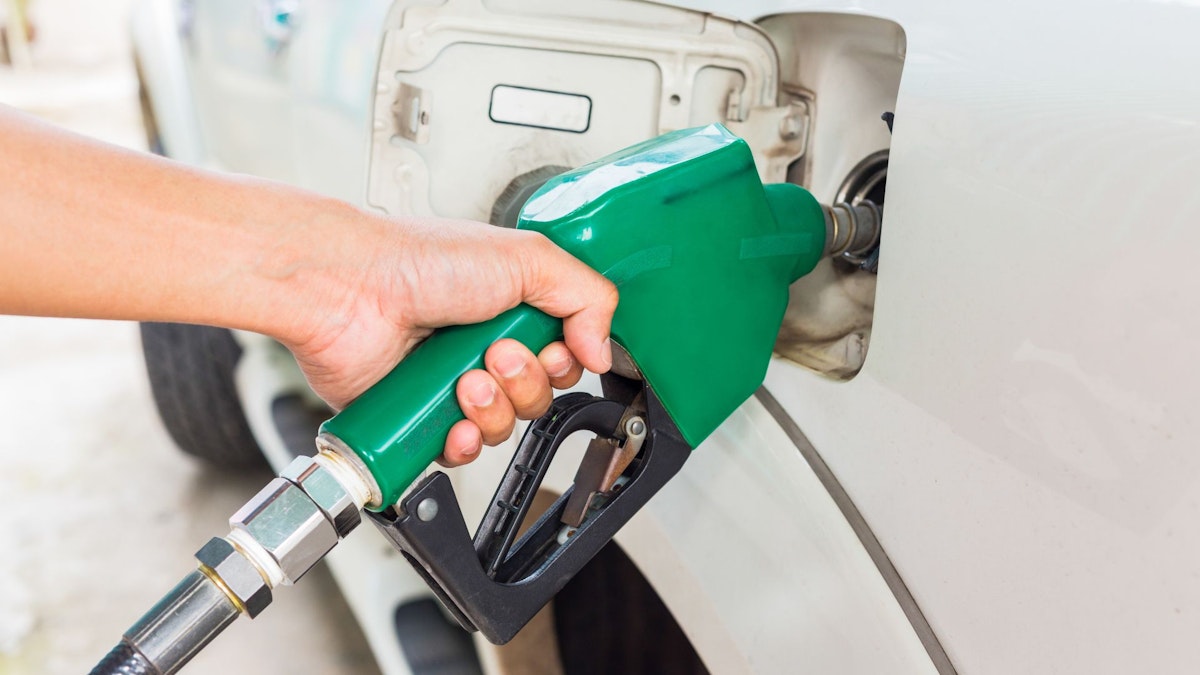 Cozi și restricții la benzinăriile din Moscova, din cauza penuriei de carburanți