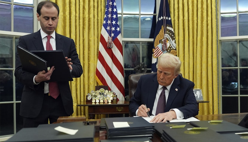 În primele ore din mandatul de președinte al Statelor Unite ale Americii, Donald Trump a semnat deja mai multe ordine și decrete