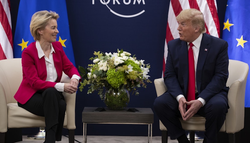Ursula von der Leyen, președintele Comisiei Europene, și Donald Trump s-au întâlnit la Davos, în ianuarie 2020