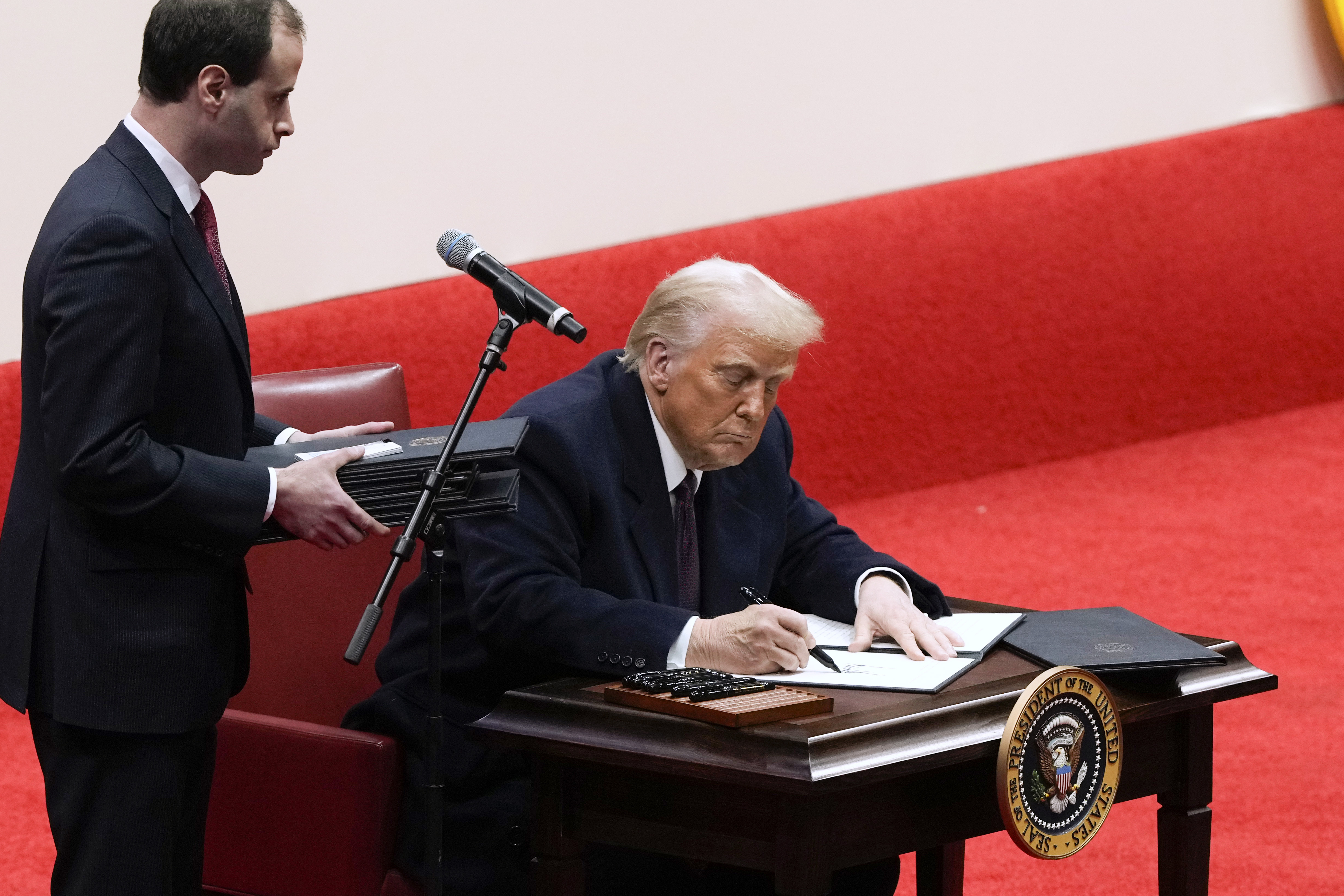 Procurorii generali din 18 state americane atacă în justiție ordinul ...
