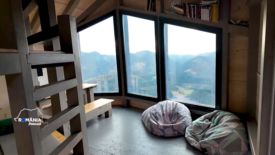 Cabana panoramică din vârf de munte