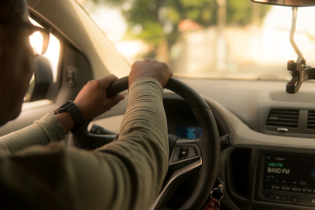 Premieră în justiția din România: mașina unui tânăr prins de trei ori fără permis, confiscată de instanță