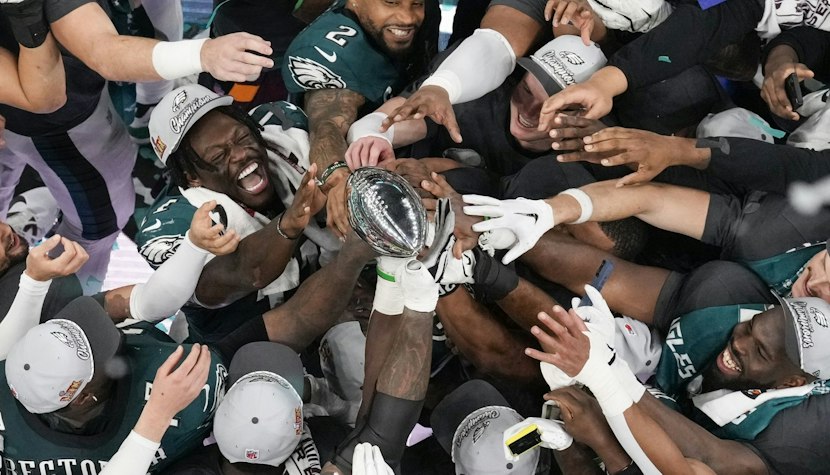 Philadelphis Eagles câștigă al doilea titlu din istorie, în fața Kansas City Chiefs philadelphia eagles cu trofeul super bowl