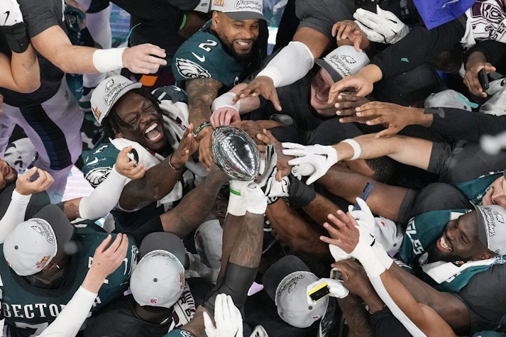 philadelphia eagles cu trofeul super bowl