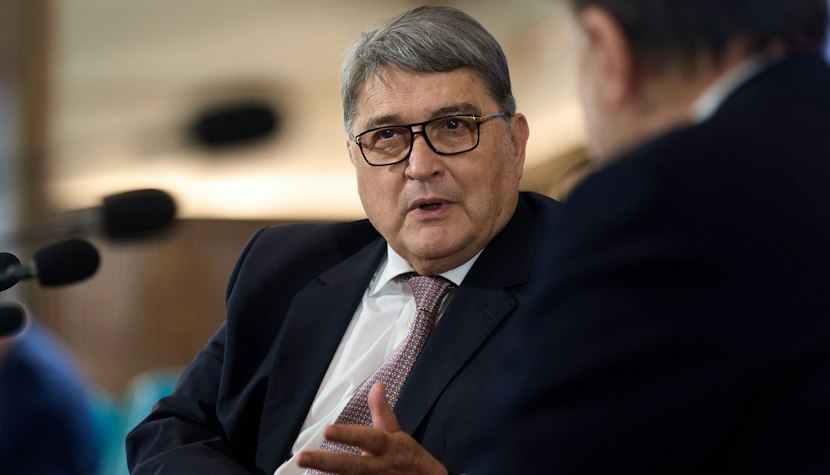 Ministrul de externe, Emil Hurezeanu