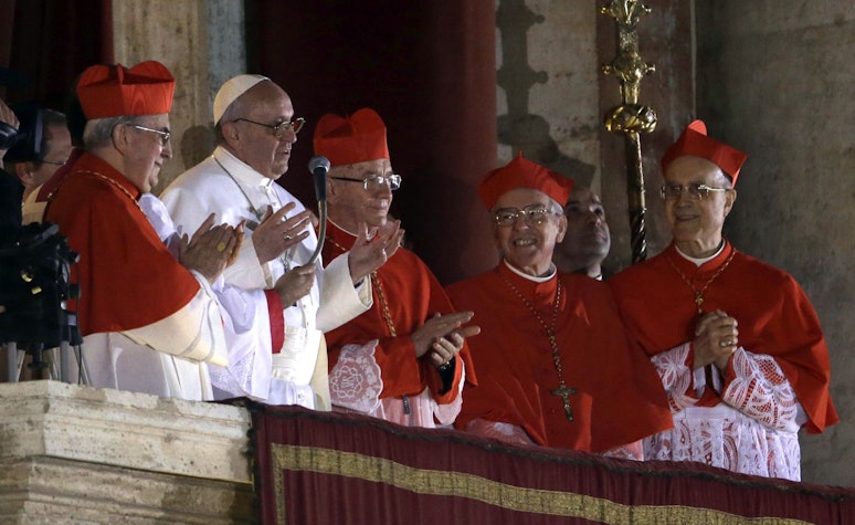 papa francisc alături de cardinali