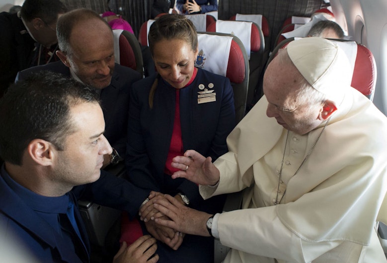 papa francisc casatorie avion