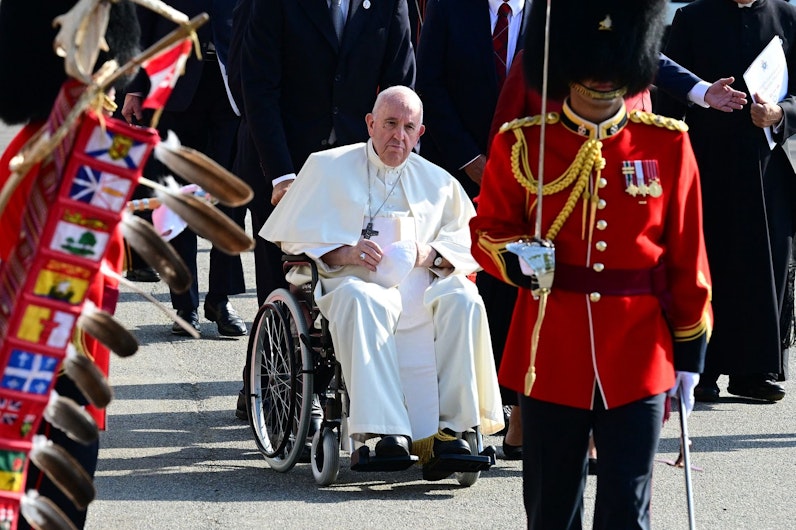 papa francisc în scaun cu rotile