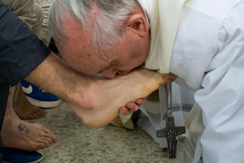 papa francisc pupa picioarele unui barbat