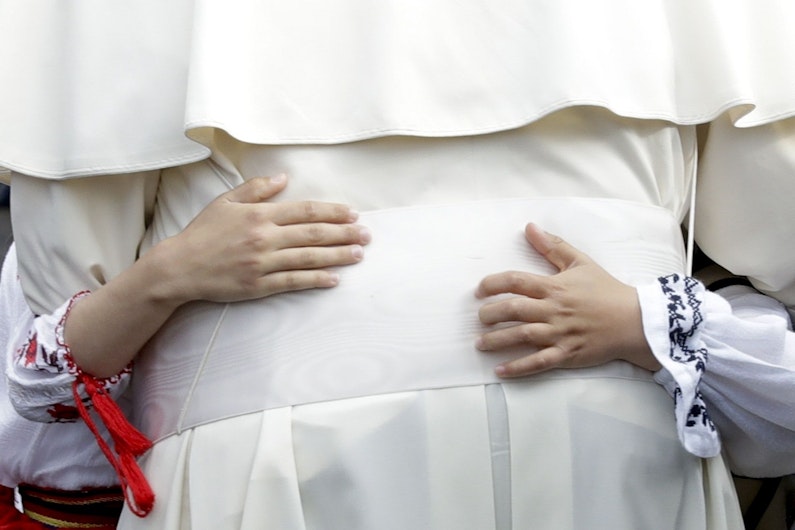 papa francisc imbratisat de un copil