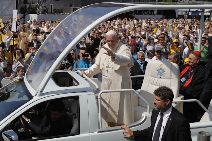 papa francisc in papamobil
