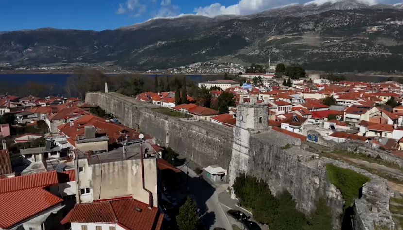 Comunitățile de energie, soluția pentru prețurile mari. În Ioannina, un sat din Grecia, peste 180 de persoane beneficiază de energie gratuită energie