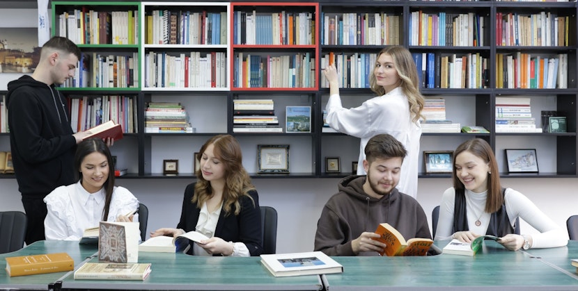 elevi la bibliotecă