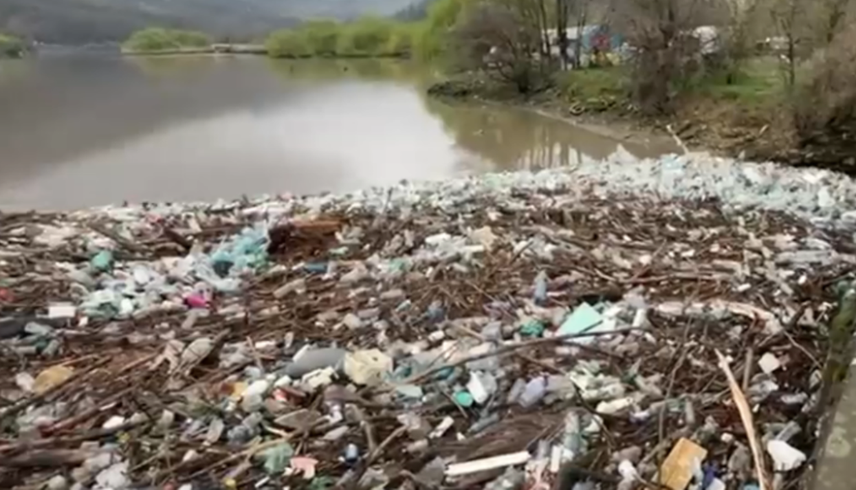 Tone de deșeuri plutesc pe Dunăre. Apele umflate ale râului Cerna au adus gunoaie pe Dunăre, în zona orașului Orșova