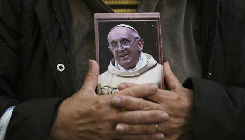 Papa Francisc a murit în a doua zi de Paște, la vârsta de 88 de ani fotografia papei francisc tinuta în mâini de un credincios