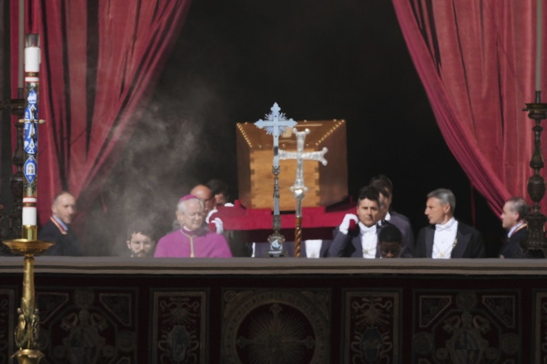 Sicriul Papei Francisc a fost scos din Bazilica Sfântul Petru